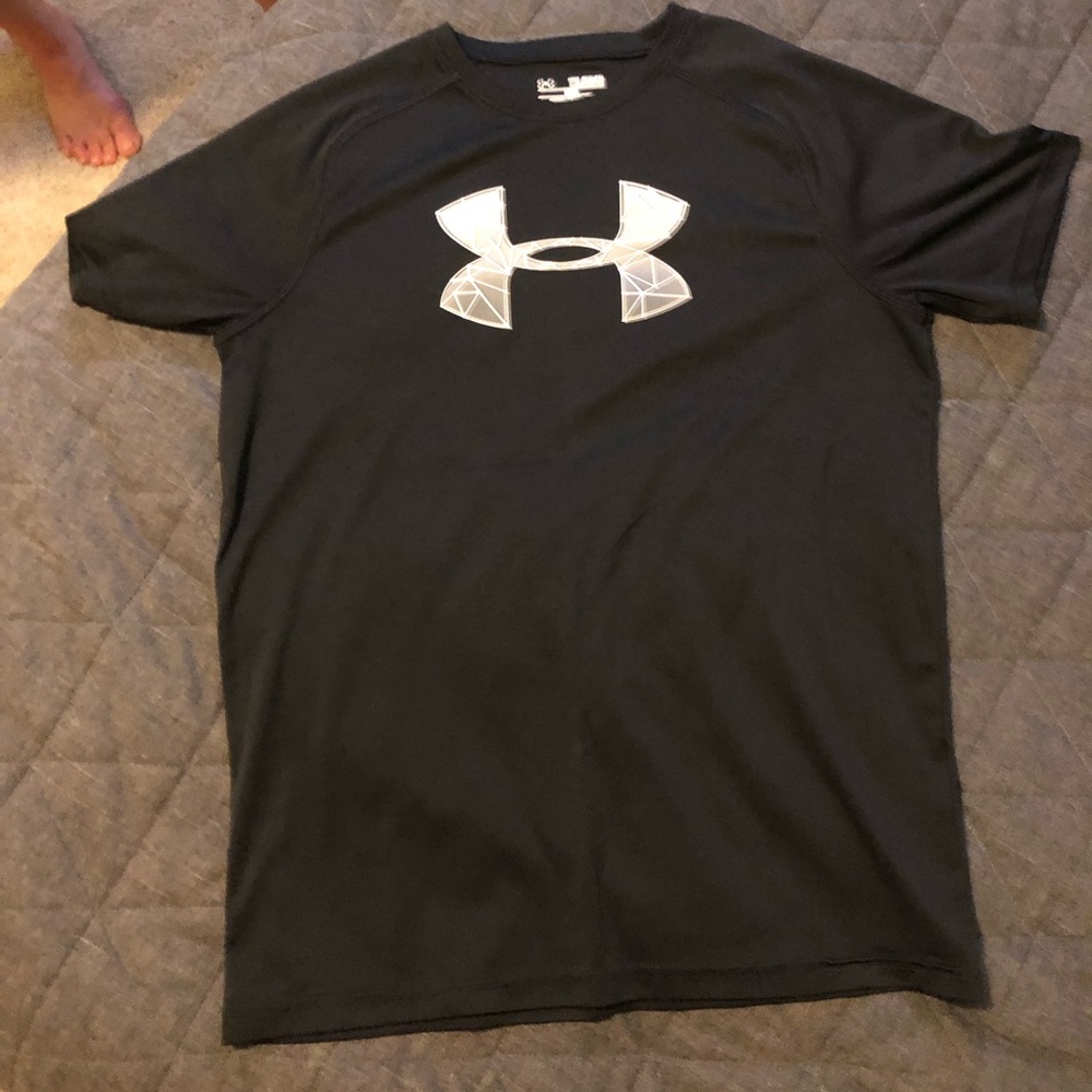 Under Armour Black Dry fit short sleeve shirt.